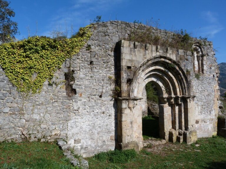 Ruinas de San Pedro de Plecin. (Allés-Peñamellera Alta, Asturias).