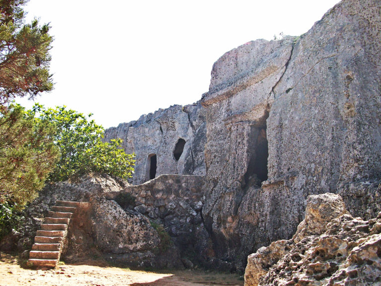 La Necrópolis-Hipogeo de Cala Morell (Menorca).