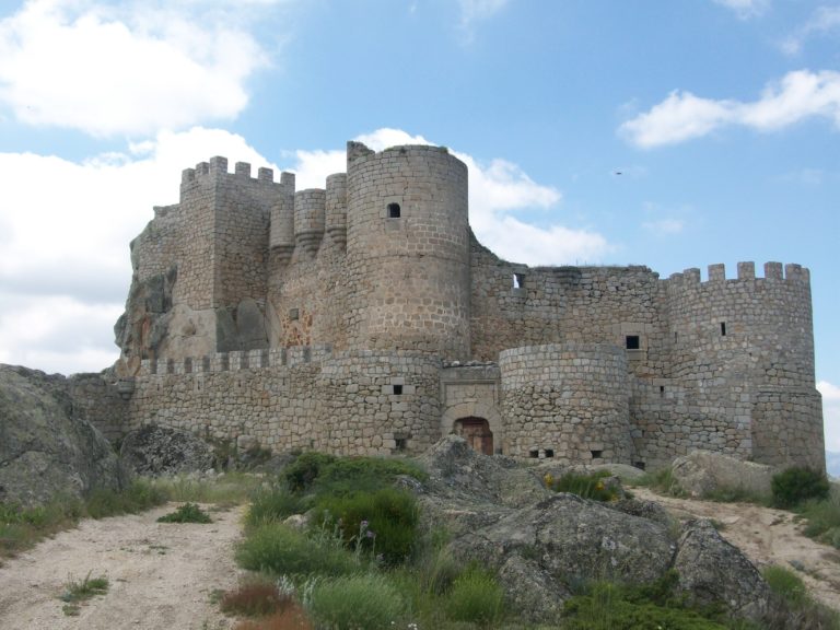 El Castillo de Manqueospese. (Mironcillo – Sotalvo, Ávila).